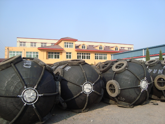 50 kPa-80 kPa Fenders pneumatiques Yokohama pour une utilisation en mer