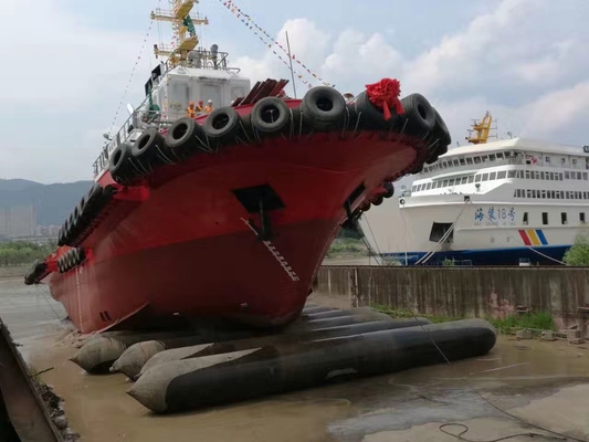 Airbags en caoutchouc sous pression pour les navires pour l'accostage, le levage et le lancement avec une couche intérieure en caoutchouc naturel