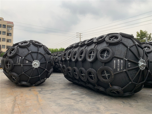 Pour une protection optimale, des pare-chocs pneumatiques remplis d'air pour bateaux durables et flexibles