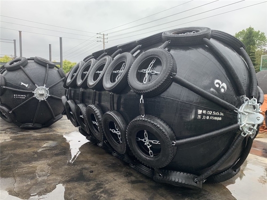 Fender en caoutchouc pneumatique flottant industriel d'épaisseur blanche de 0,05 MPa pour offshore