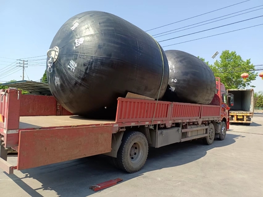 0.5-4.5m de diamètre Yokohama Marine Fender Avec faible force de réaction Et 2 ans de garantie