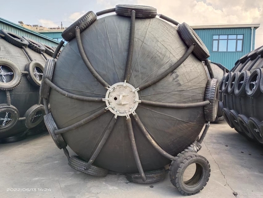 0.5-4.5m de diamètre Yokohama Marine Fender Avec faible force de réaction Et 2 ans de garantie