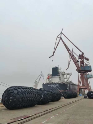 0.5-4.5m Diamètre Yokohama Marine Fender en noir pour les besoins de la marine personnalisés