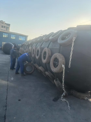 0.5-4.5m Diamètre Yokohama Marine Fender en noir pour les besoins de la marine personnalisés