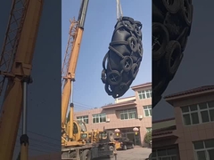 Chargement dans un conteneur d'un pare-chocs en caoutchouc de Yokohama